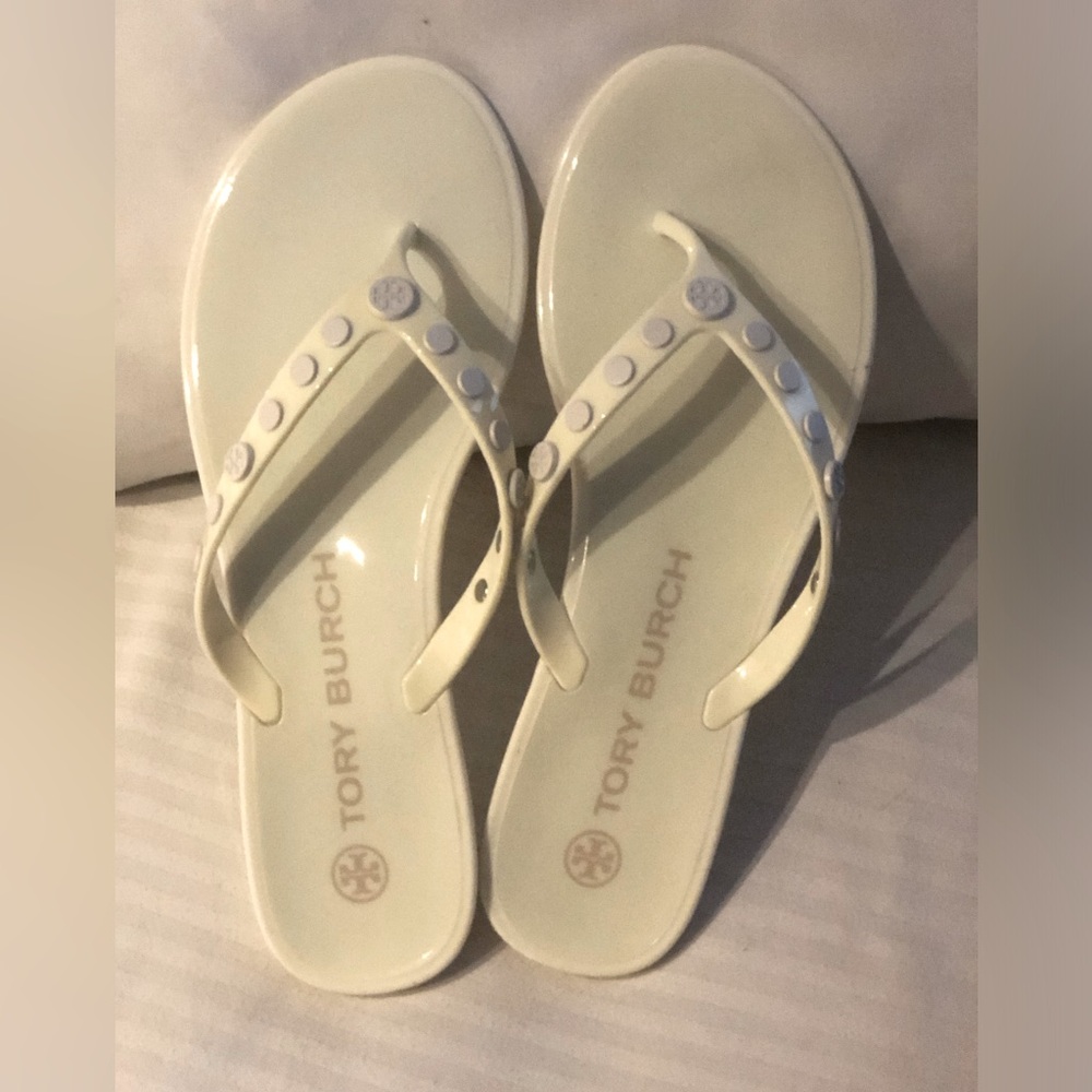 Tory Burch rand new creamy white hint of yellow colored flip flops/sandals